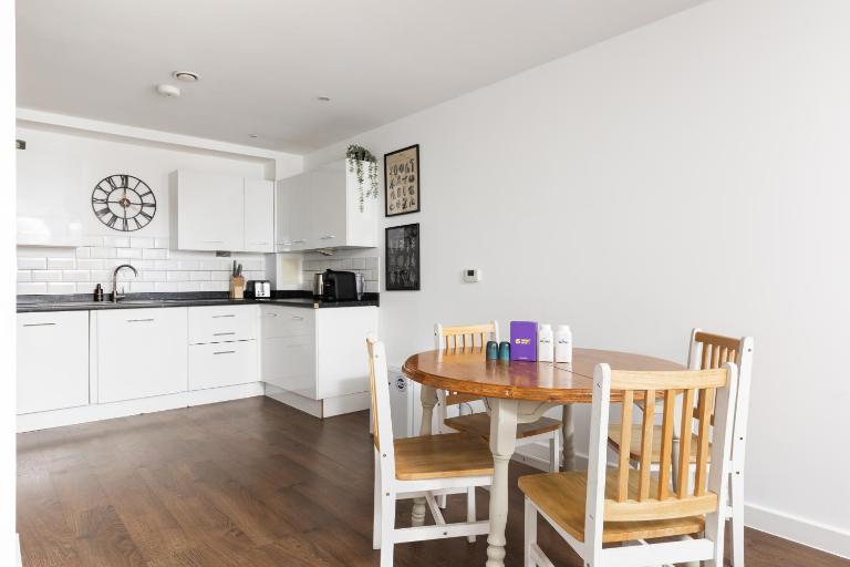 New! Lovely 2BR Flat with Balcony near Westfield - Ferienwohnung London