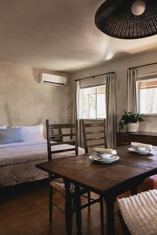 Dragonfly Cottage Private Standalone Garden Gem - Bed and Breakfast Cottonwood
