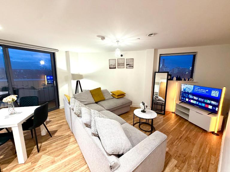 Lux high-rise Two Bed-balcony with waterside view - Ferienwohnung Manchester