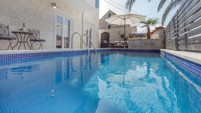 Villa Capitis in the Centre - Deluxe Apartment with Swimming Pool - B&B Lesina