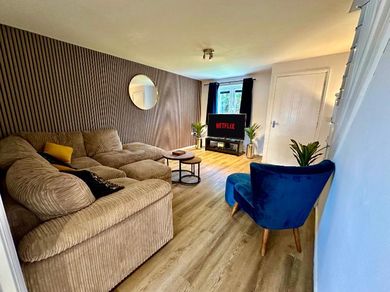 Serviced Accommodation, 3 Bed, allocated off road parking, Contractor Ready - Chambres d'hôtes Bedford