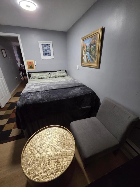 Ground Floor Mini studio in a 3BR with private bath and toilet - B&B Irvington