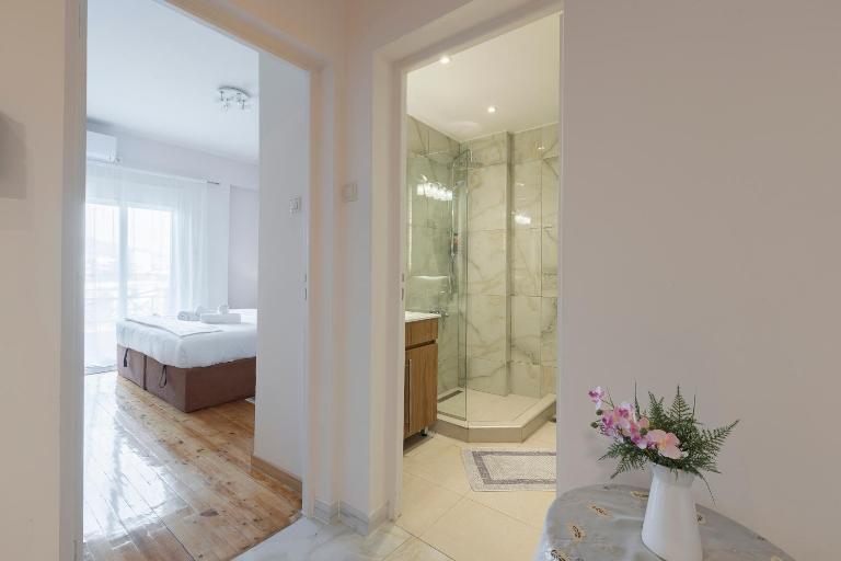 Atelier Poly - Two Bedroom Apartment for 5 Persons -50m to Metro Sintrivani Station- 6th floor plain View - Center - - Ferienwohnung Thessaloniki