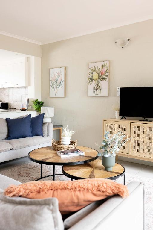 Spacious Noosa Parade villa walking distance to Hastings St and Main Beach - B&B Noosa