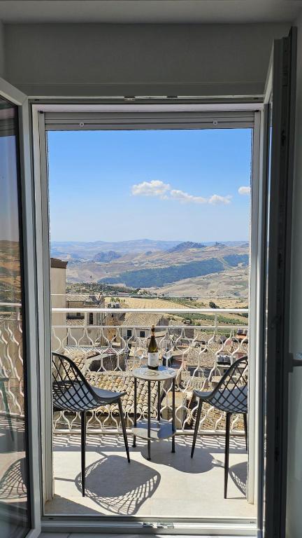 Modern Hillside Retreat with Panoramic Views - B&B Mussomeli
