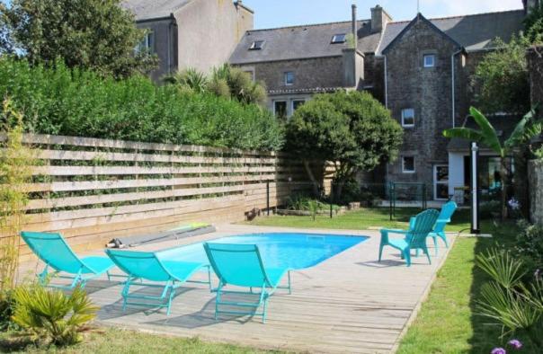 Charming vacation home with private pool, close to shops and sea - B&B Plouescat
