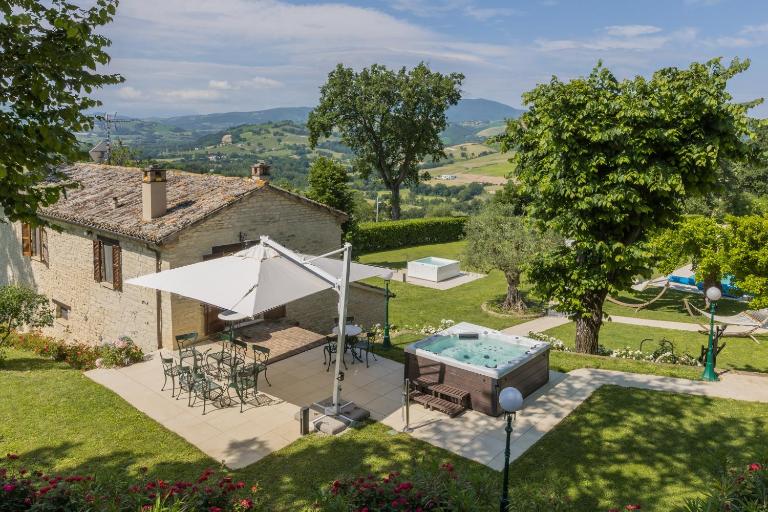 Villa Anna heated pool, 2 outdoor jacuzzi sauna and Gym - B&B Sant'Ippolito
