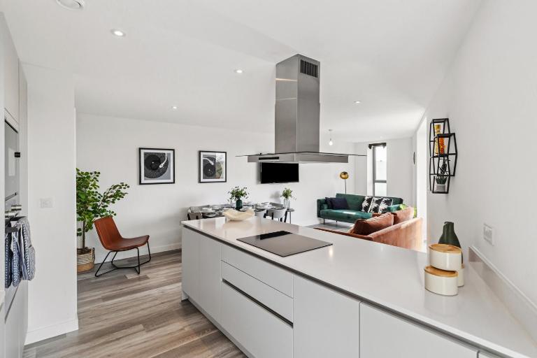 Luxury 3BR Apt Sleeps 10, Wembley & Park Views - Chambres d'hôtes Preston