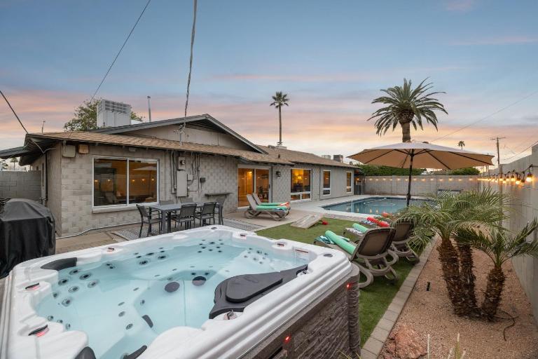 Colorful Desert Hideaway - Heated Pool & BBQ - B&B Scottsdale