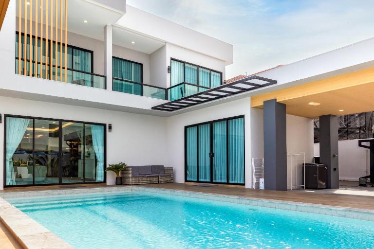 Luxury 6BR Private Pool Villa in Heart of Jomtien Beach 六卧室豪华泳池独栋别墅 中天核心区 - Bed and Breakfast Jomtien
