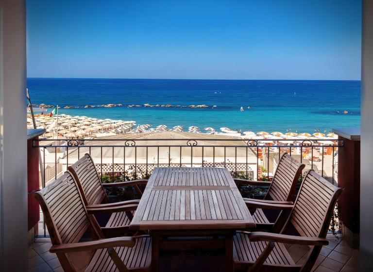 Fronte BLU - FRONTE MARE - B&B Porto Recanati