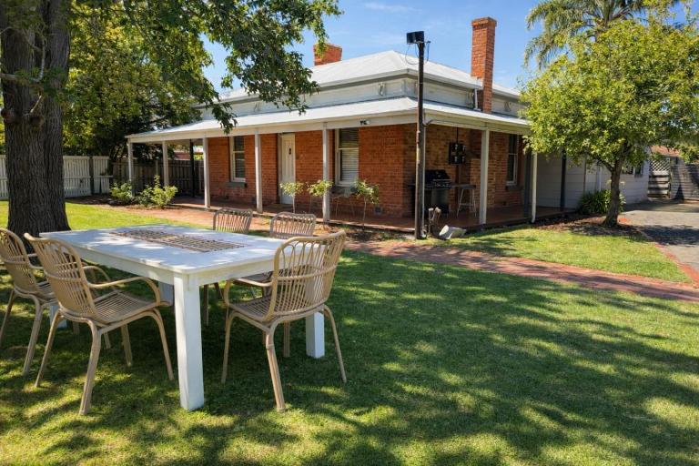 Spacious Stylish Group Stay Sleeps 12 5bed3Bath - B&B Sale