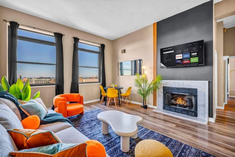 Colorful 2Bed Apt Heart of Downtown Lake Views - B&B Cleveland