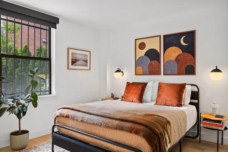 Modern 2BR Brooklyn Retreat Near Manhattan with Private Backyard - B&B Brooklyn