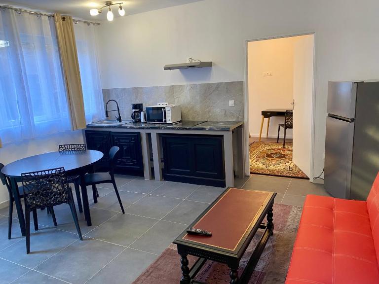 RDC, calme, centre ville, 3 personnes, cour, Solesmes appart 2 - Chambres d'hôtes Solesmes