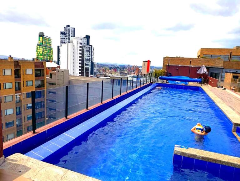 Apto moderno con Rooftop y Piscina en Chapinero - Chambres d'hôtes Bogota