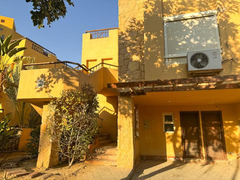 3BDR Beachside Chalet in Einbay Sokhna l Golf view - B&B Al ‘Ayn as Sukhnah