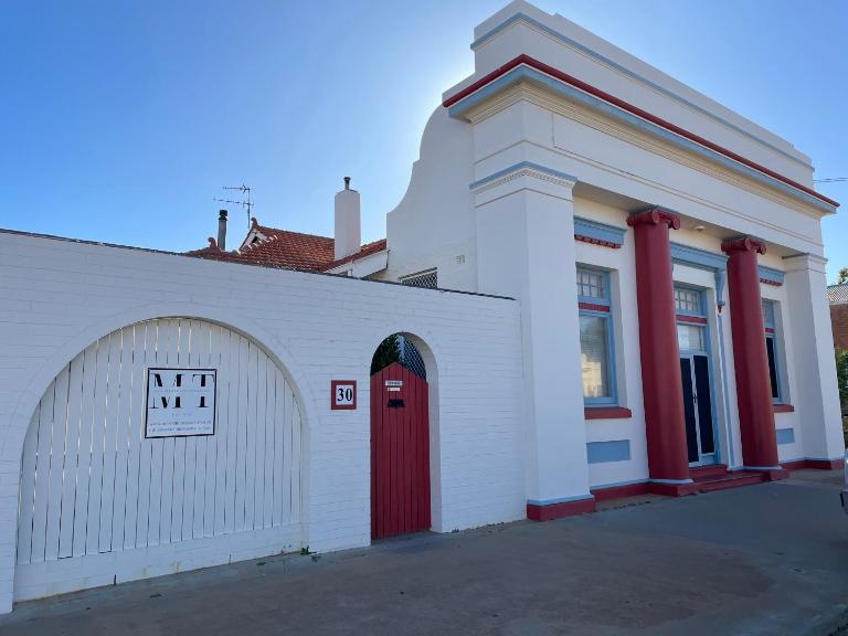 The Merredin Treasury, Heritage House, sleeps 9 - Chambres d'hôtes Merredin