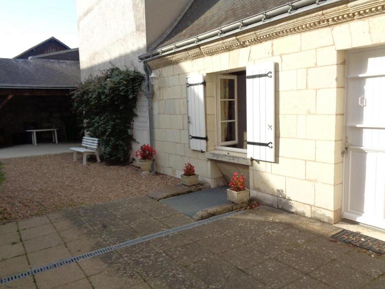 Maison tourangelle restaurée, 3 chambres, jardin clos, village viticole, proche loisirs et équipements bébé - FR-1-381-236 - B&B Restigné
