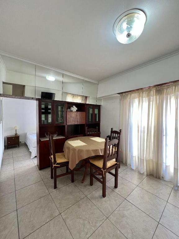 Departamento en Mar Del Plata a una cuadra de la peatonal y 3 del mar - Chambres d'hôtes Mar del Plata