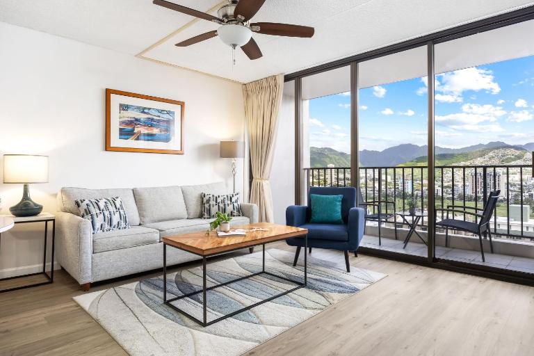 Warm Aloha Vibes, Mountain Views, Short Walk to Beach, and Free Parking - B&B Honolulu
