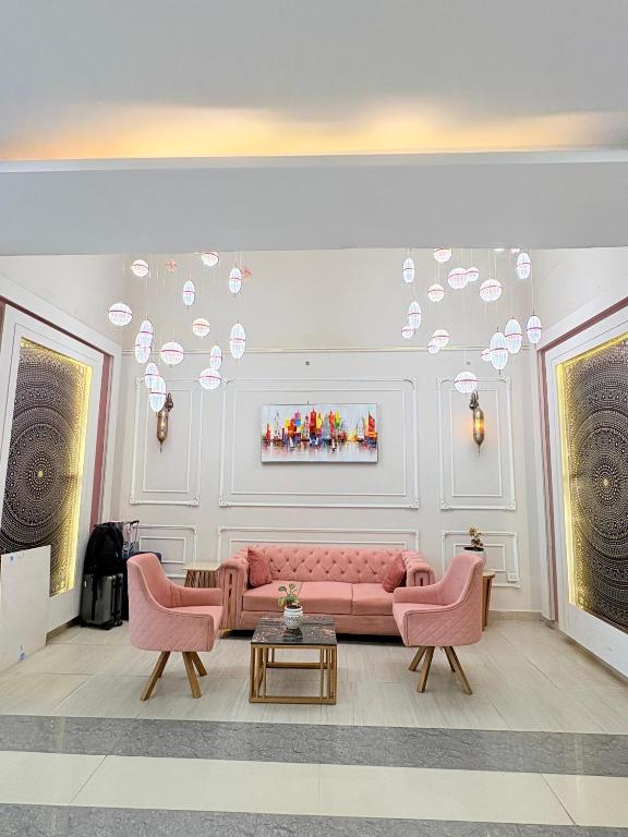 Spectrum mall 1bhk luxurious home - Bed and Breakfast Noida