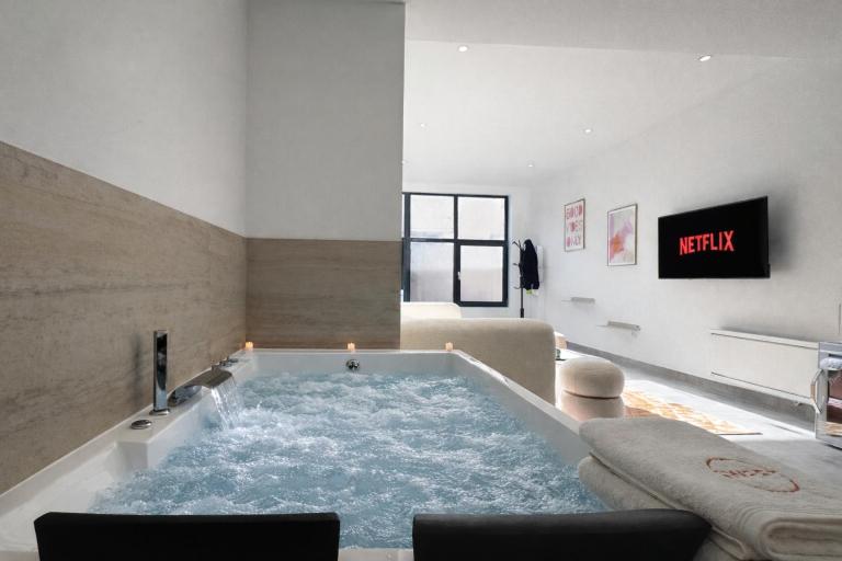 Le Sweet - By BEST KEYS - Suite Design avec Spa Privatif Balnéo - Centre-Ville - Lit Queen Size - Smart TV Netflix - Ambiance Romantique - WiFi Fibre - Check-in Autonome - B&B Villeneuve-sur-Yonne