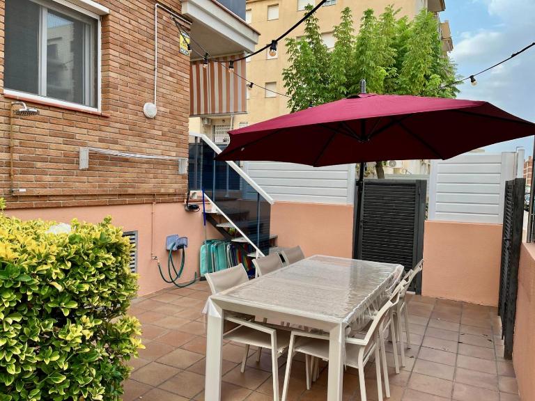 Ideal para familias con jardín privado, piscina y playa a 3 min - B&B Calafell