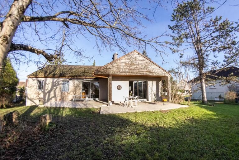 Maison du noyer 100m2 - Piano, Terrasse, Garage - Entre ville et nature - B&B Dole