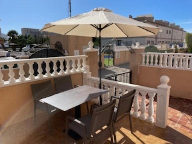 Stylish South House in Villamartin - Solarium and Pool view - B&B Villamartin