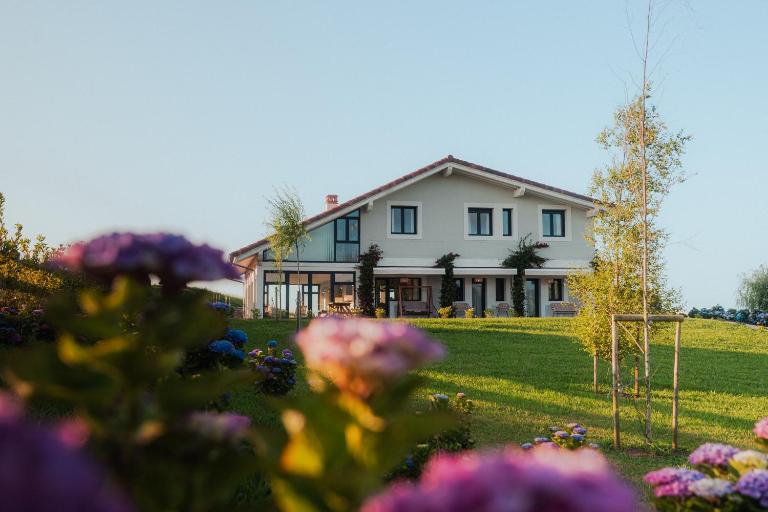 Wishome- Impresionante villa con gran jardín y piscina, Vistas al mar y Picos de Europa - Bed and Breakfast Prellezo