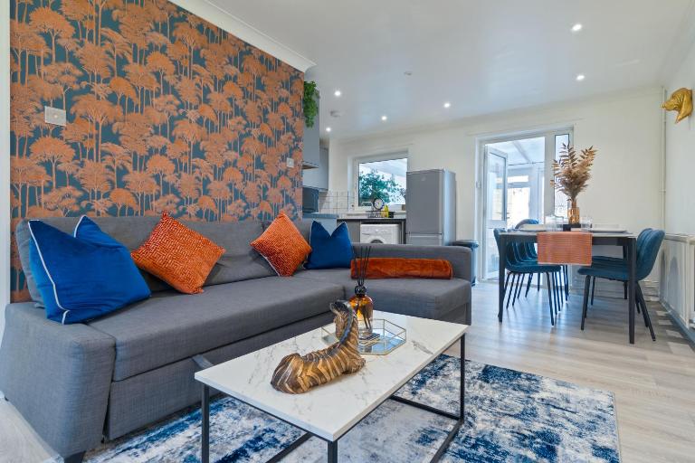 Modern 2-Bed House with Parking - Work & Comfort - B&B Canterbury