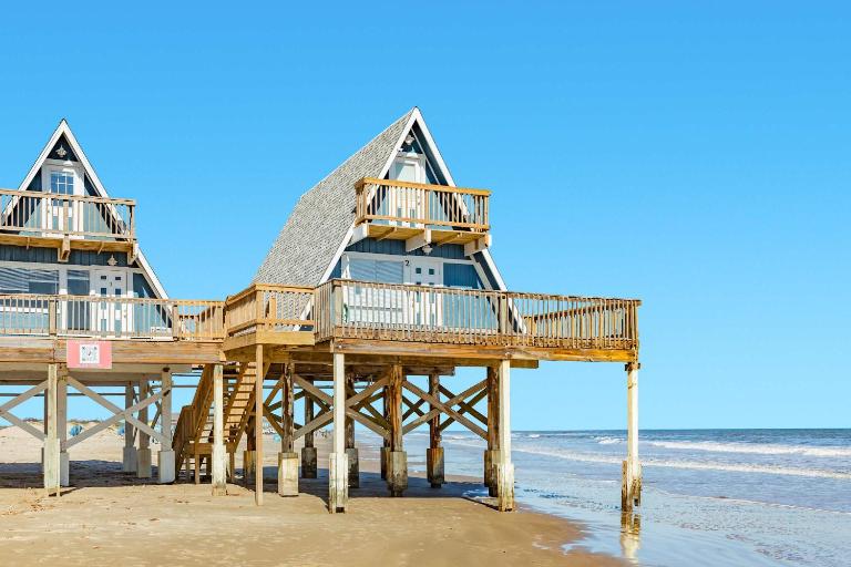 Iconic A Frame Sleep Over the Gulf - Bed and Breakfast Surfside Beach