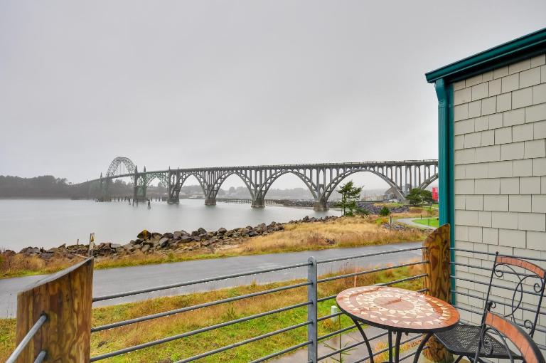 Waterfront Oregon Abode w/ Balcony & Ocean Views! - Ferienwohnung Newport (Oregon)