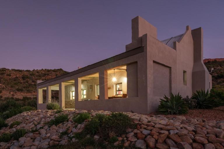 Tranquil Olive Grove Stay with Karoo Mountain Views - B&B Middelplaas