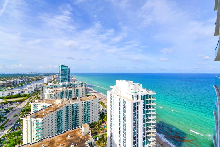 Oceanfront Escape - Rooftop Pool & Beach Access - Ferienwohnung Hollywood