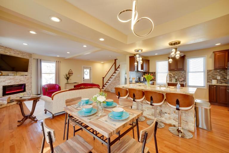 Walk to Kinnickinnic Ave! Newly Updated Abode - B&B Milwaukee