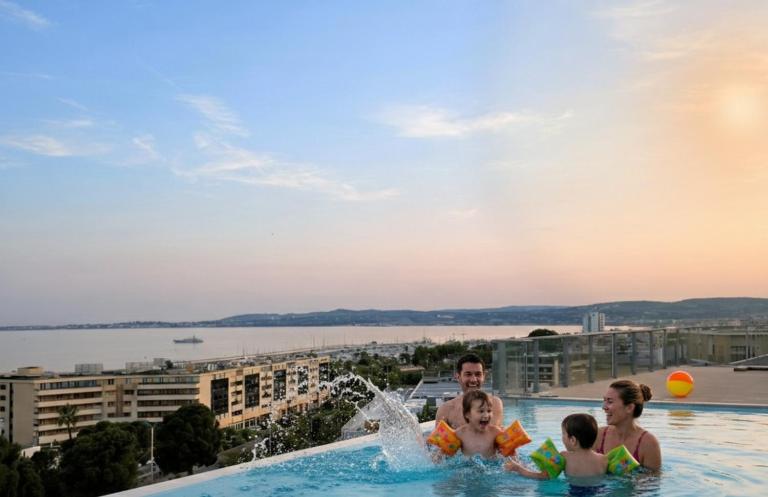 Les Vagues du 5e 4 personnes , 2 chambres , clim , wifi , Cap3000 à pied , parking - B&B Saint-Laurent-du-Var