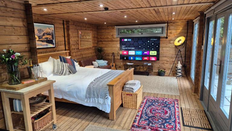 Clarence Cabin, King Bed & Free Parking - Bed and Breakfast Four Oaks