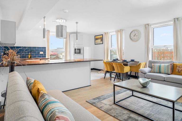 Emerald 3 Bedroom Apartment-Free Parking-Walk to Station-WA1 - B&B Warrington
