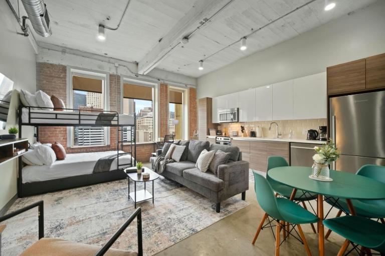 Stylish Downtown Stay | Pool, Gym, Valet Parking - Bed and Breakfast Dallas