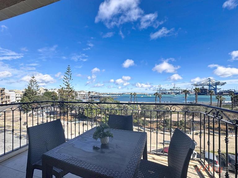 Elegant Seafront Duplex with Stunning Panoramic Views - Ferienwohnung Birzebbuga