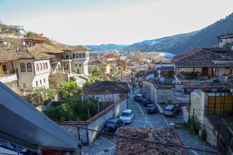 Xhulio Castle Walk Guesthouse - Ferienwohnung Berat