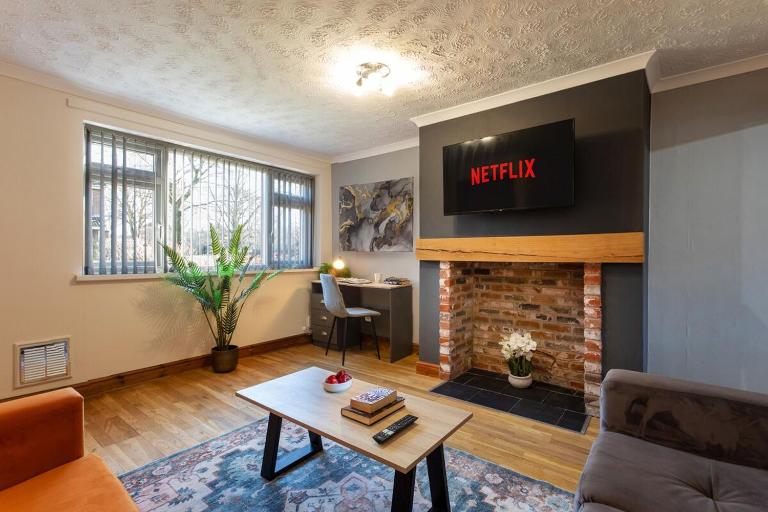 Stylish Nottingham Home - Near City Hospital with Free Parking - Sleeps 6 - Fast WiFi - B&B Nottingham