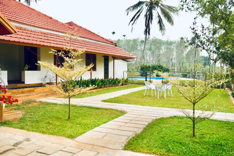 50 Fables Vintage Kerala Pool Home - B&B Pulappoyil