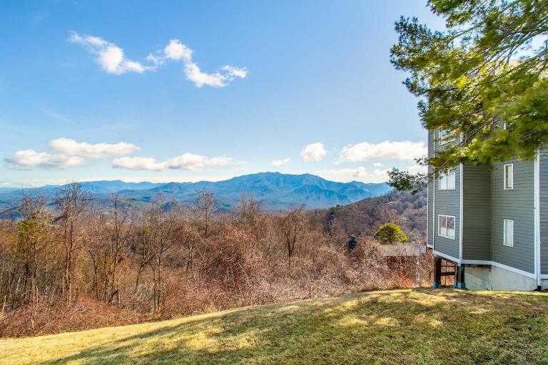 Cozy Ski-View Retreat sleeps 5 in Gatlinburg - B&B Gatlinburg