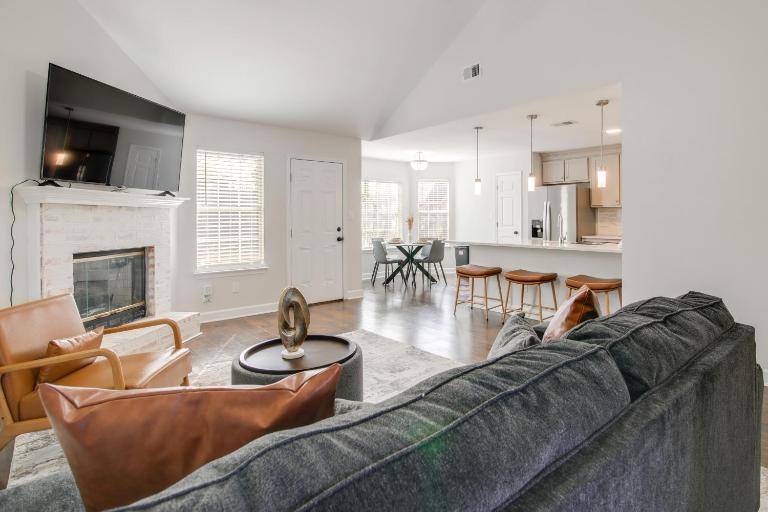 Walk to the Greenline: Sleek Cordova Home w/ Patio - B&B Memphis