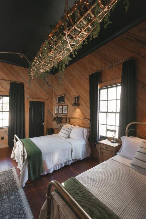 The Gilded Lady - The Cypress Suite - B&B Pensacola