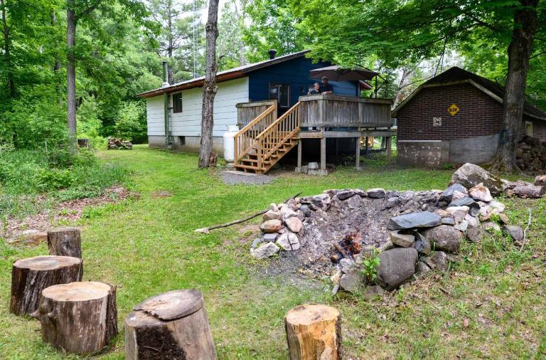 Modern Cabin Retreat with Patio & Outdoor Firepit - B&B Almonte