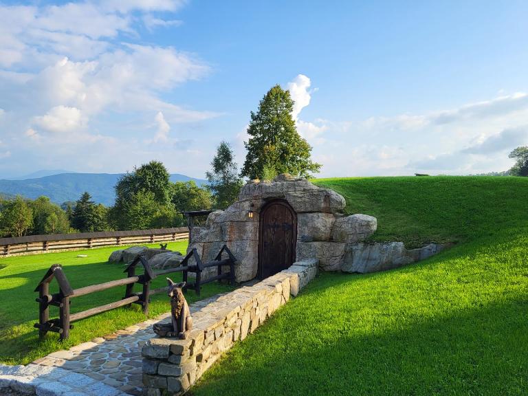 Domek Hobbita z jaskinią SPA - Osada Jaworzyny - Ferienwohnung Tokarnia